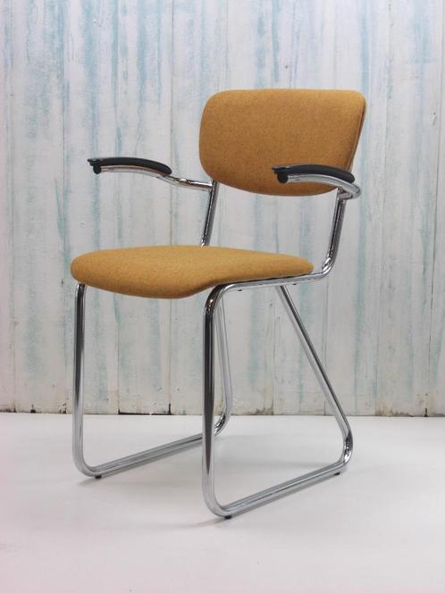 Vintage eetkamerstoel, Huis en Inrichting, Stoelen, Gebruikt, Vijf, Zes of meer stoelen, Kunststof, Metaal, Stof, Rood, Ophalen