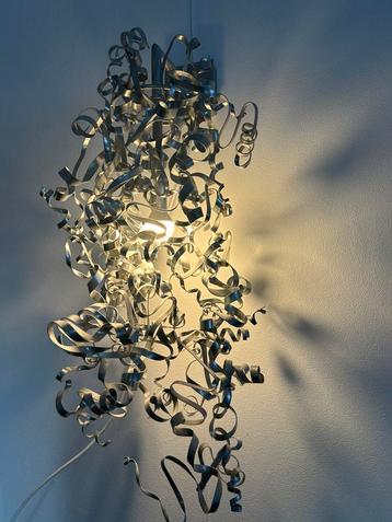 Moderne metalen lamp beschikbaar voor biedingen