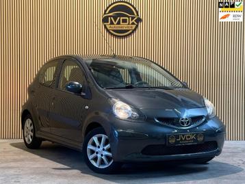 Toyota Aygo 1.0-12V/ LEDER/AIRCO/NAP/LM VELGEN/LAGE KM/UNIEK beschikbaar voor biedingen
