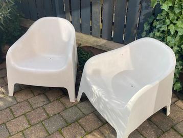 2 x Witte Kunststof Stoelen  - Binnen/Buiten beschikbaar voor biedingen