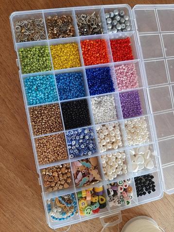 Set kralen met diverse bedeltjes, slotjes en draad 0,6 mm beschikbaar voor biedingen
