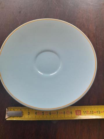 Vintage pastel blauw schoteltje met goud randje beschikbaar voor biedingen