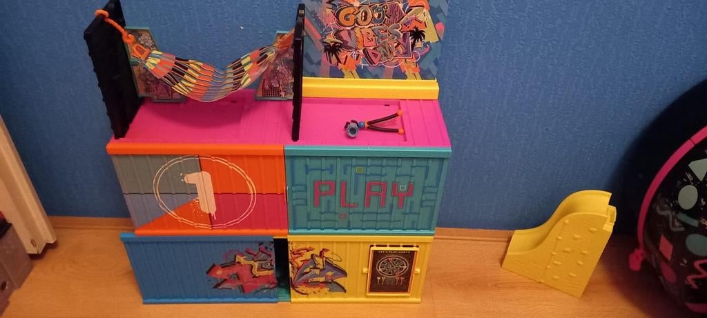 LOL poppenhuis en koffer met accessoires, Ophalen of Verzenden, Zo goed als nieuw, Poppenhuis