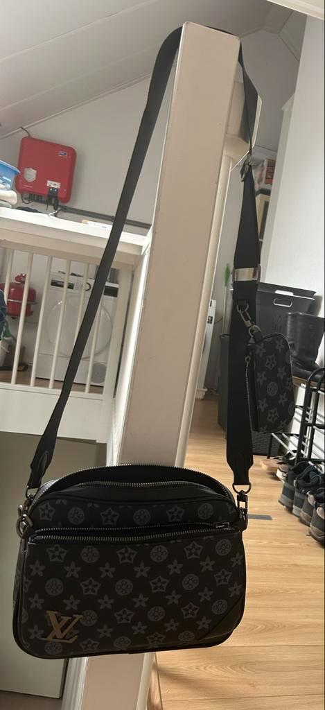 1 op 1 Louis Vuitton Heuptas, Sieraden, Tassen en Uiterlijk, Tassen | Damestassen, Zo goed als nieuw, Schoudertasje, Zwart, Ophalen of Verzenden