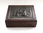 Vintage houten gedecoreerde sigaretten- tabaksdoos., Ophalen of Verzenden