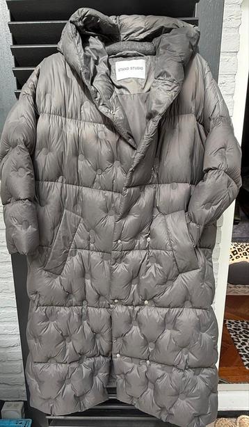 Stand Studio puffer jas beschikbaar voor biedingen