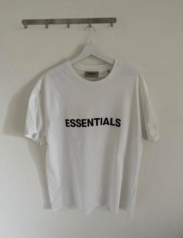 Essentials T-shirt beschikbaar voor biedingen