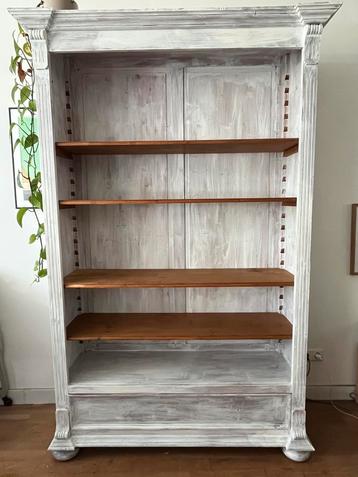 Houten Boekenkast met planken en lade.  beschikbaar voor biedingen