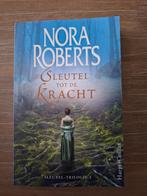 Nora Roberts - Sleutel tot de Kracht, Ophalen of Verzenden, Zo goed als nieuw, Nora Roberts, Nederland