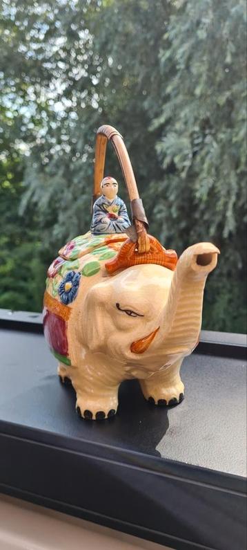 Vintage theepot, olifant, bamboe hengsel. beschikbaar voor biedingen