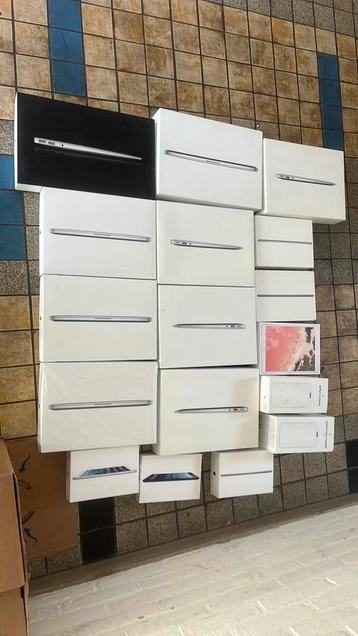Verzameling van 17 Lege Apple Dozen (MacBook Air & iPad) beschikbaar voor biedingen