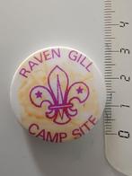 UK Scouting Raven Gill Camp Site Metal Pin Badge, Verzamelen, Scouting, Ophalen of Verzenden, Gebruikt, Embleem, Speld of Insigne