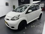 Toyota Aygo 1.0 12V Vvt-i 5DRS 2011 Wit Navigatie, Auto's, Toyota, Voorwielaandrijving, 4 stoelen, Bedrijf, Handgeschakeld
