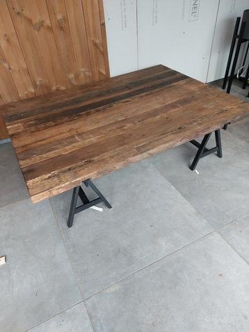 zeer mooie robuuate moderne houten salon tafel beschikbaar voor biedingen
