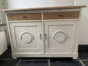 Authentiek houten dressoir met sierdetails beschikbaar voor biedingen