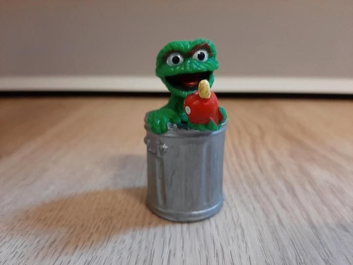Sesamstraat Oscar poppetje met appel 7 cm, Verzamelen, Poppetjes en Figuurtjes, Ophalen of Verzenden
