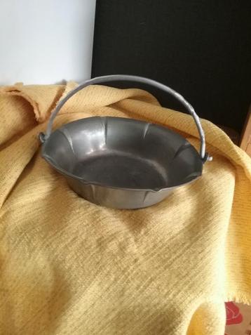 Antiek tinnen hengselschaaltje, diameter 16 cm beschikbaar voor biedingen