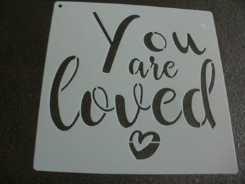 0985-2-HERBRUIKBAAR SJABLOON – TEKST: YOU ARE LOVED beschikbaar voor biedingen