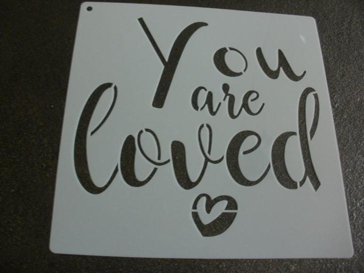 0985-2-HERBRUIKBAAR SJABLOON – TEKST: YOU ARE LOVED, Hobby en Vrije tijd, Knutselen, Nieuw, Materiaal, Ophalen of Verzenden