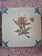 Makkum tegel met bloemmotief, Antiek en Kunst, Antiek | Wandborden en Tegels, Ophalen of Verzenden
