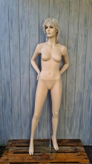 etalagepop dame blond haar paspop vrouw beschikbaar voor biedingen