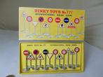 1955 Dinky Toys 771 INTERNATIONAL ROAD SIGNS 12 X IN DOOS -B, Hobby en Vrije tijd, Modelauto's | 1:43, Ophalen of Verzenden, Zo goed als nieuw