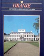 Oranje ons Vorstenhuis door de eeuwen heen. Vorstelijke Huiz, Boeken, Ophalen of Verzenden, 20e eeuw of later, Zo goed als nieuw