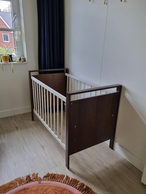 Vintage ledikant donkerbruin met wit, Kinderen en Baby's, Babywiegjes en Ledikanten, Gebruikt, Ledikant, Ophalen