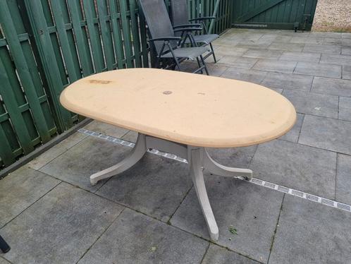 Kunststof tuintafel met parasoldop, Tuin en Terras, Tuintafels, Gebruikt, Rechthoekig, Kunststof, Ophalen
