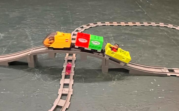 Duplo Intelli trein met 2 machinisten, wissels en brug, Kinderen en Baby's, Speelgoed | Duplo en Lego, Gebruikt, Duplo, Ophalen of Verzenden