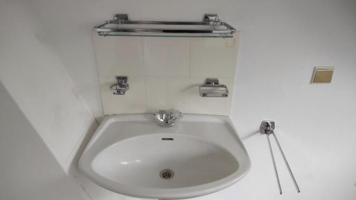 Set met 70's planchet, bekerhouder, zeepbakje, handdoekstang, Doe-het-zelf en Verbouw, Sanitair, Gebruikt, Overige typen, Chroom
