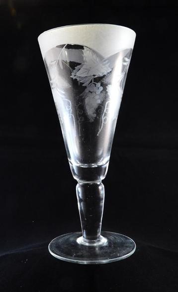 Antiek gegraveerd wijnglas beschikbaar voor biedingen