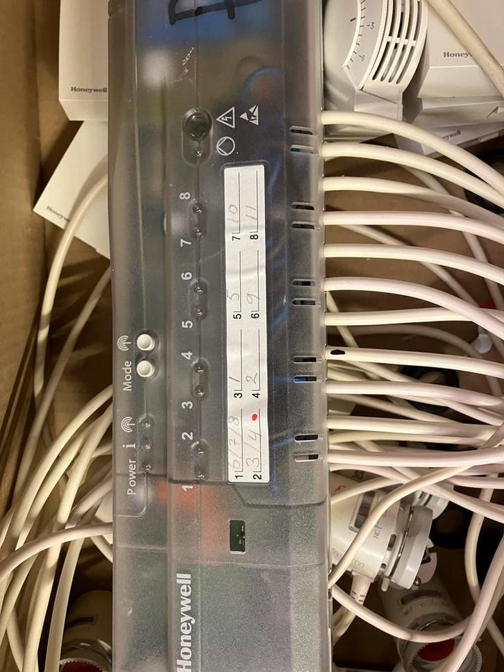 Honeywel HCE 80 regeling inclusief themrostaten regelkleppen, Doe-het-zelf en Verbouw, Elektra en Kabels, Zo goed als nieuw, Kabel of Snoer