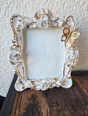 Vintage fotolijst keramiek/porselein – wit met goud&bloemen beschikbaar voor biedingen
