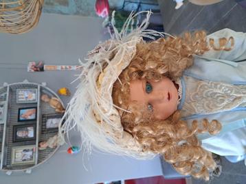 antieke  bonnet beschikbaar voor biedingen
