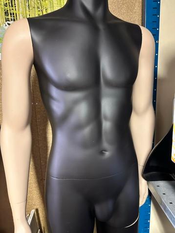 Mannequin Torso met Benen beschikbaar voor biedingen
