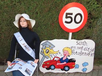 Sarah staande voor de spiegel 50 jaar feest set 3 deel. beschikbaar voor biedingen