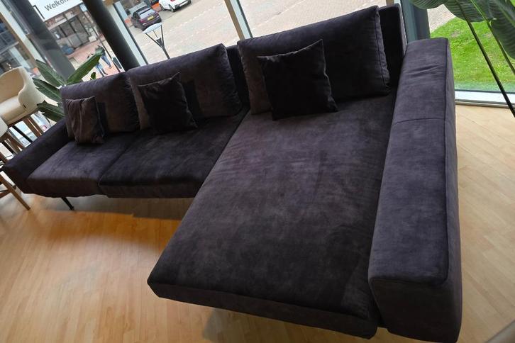 Zico zwarte velvet hoekbank - Passe Partout showroommodel, Huis en Inrichting, Banken | Bankstellen, Nieuw, Hoekbank, Vierpersoons of meer