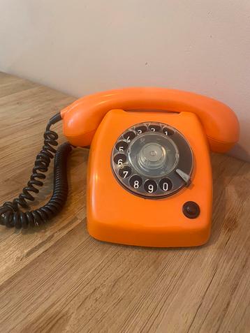 Vintage oranje draaischijf telefoon beschikbaar voor biedingen