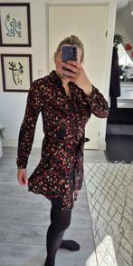 Zwart jurkje met rode bloemetjes | Maat M - ZGAN, Kleding | Dames, Jurken, Maat 38/40 (M), Jazlyn, Zwart, Ophalen of Verzenden