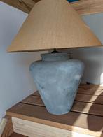 Mooie grijze kruik tafellamp met grote beige kap,, Huis en Inrichting, Lampen | Tafellampen, Zo goed als nieuw, Ophalen