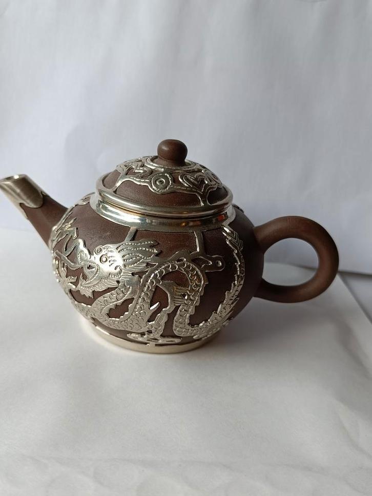 Yixing-theepotje, handgemaakt .met tin draken ., Antiek en Kunst, Antiek | Servies los, Ophalen of Verzenden