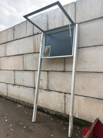 Informatie zuil / Reclame zuil aangeboden beschikbaar voor biedingen