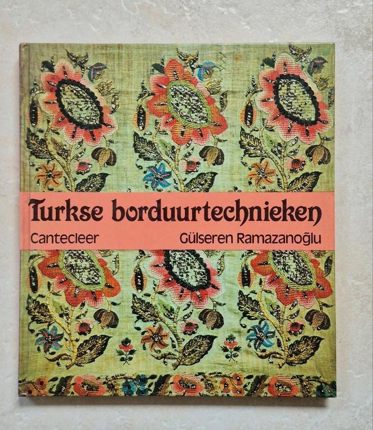 Turkse borduurtechnieken - Gülsere Ramazanoğlu, Boeken, Hobby en Vrije tijd, Gelezen, Borduren en Naaien, Ophalen of Verzenden