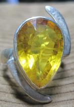 Design zilver ring met saffier circa 1970, Ophalen, Geel, Zo goed als nieuw, 17 tot 18