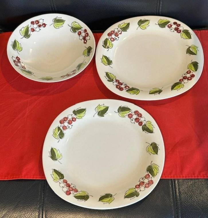 2x groot bord en 1 schaaltje Rorstrand Sweden, serie Druva, Huis en Inrichting, Keuken | Servies, Gebruikt, Bord(en), Overige stijlen