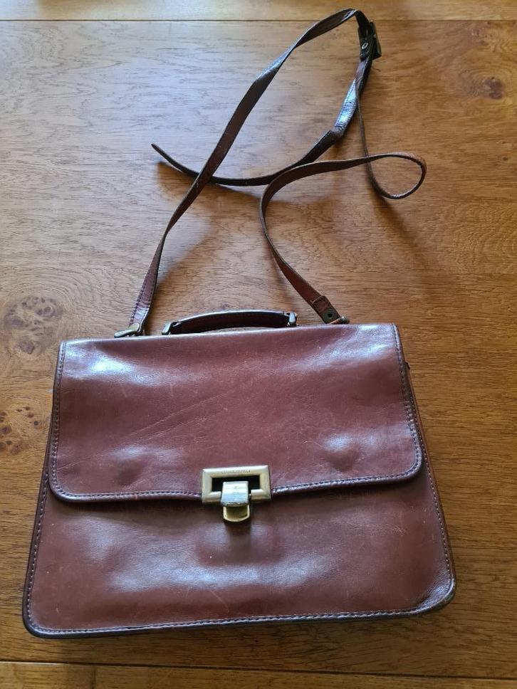 Mooie leren handtas Claudio Ferrici, bordeaux, Sieraden, Tassen en Uiterlijk, Tassen | Damestassen, Gebruikt, Handtas, Overige kleuren