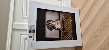 Glasschilderij 60x80 nieuw in doos !
Hond in Louis Vuitton  beschikbaar voor biedingen