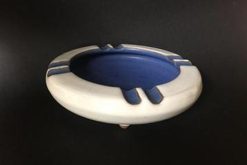 Grote asbak, mediterraanse stijl, wit met blauw geglazuurd beschikbaar voor biedingen