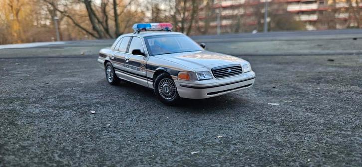 1:18 Ford Crown Victoria interceptor-Ford Autoart, Hobby en Vrije tijd, Modelauto's | 1:18, Zo goed als nieuw, Auto, Autoart, Ophalen of Verzenden